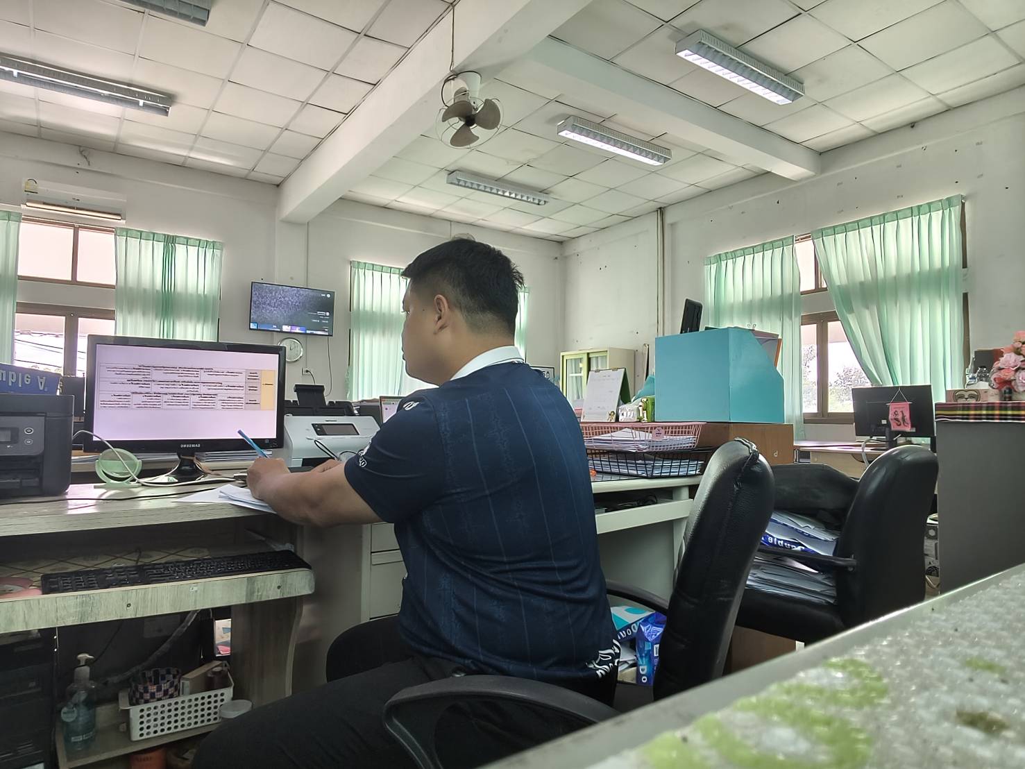 CDD BANDAN : GROWTH TEAM BANDAN PLUS พช.บ้านด่าน จังหวัดบุรีรัมย์ "ฝึกอบรมออนไลน์เชิงปฏิบัติยกร่างแผนพัฒนาชุมชนเชิงพื้นที่แบบบูรณาการ"                                                                                                                   วันที่ 5 พฤษภาคม 2569 เวลา  ณ ห้องสำนักงานพัฒนาชุมชนอำเภอบ้านด่าน  -----------  ➡️ นางธันยพร โกยสวัสดิ์ พัฒนาการอำเภอบ้านด่าน มอบหมาย สิบเอกอนุรักษ์ ชอุ่มประโคน นักวิชาการพัฒนาชุมชนชำนาญการ ร่วมฝึกอบรมออนไลน์เชิงปฏิบัติยกร่างแผนพัฒนาชุมชนเชิงพื้นที่แบ
