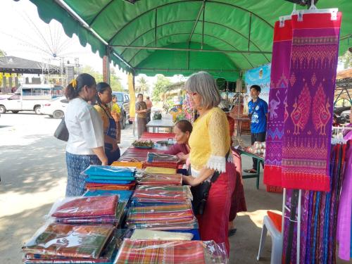 พัฒนาชุมชนพบปะผู้ประกอบการ OTOP เตรียมความพร้อมร้านค้า งานประเพณีทำขวัญแม่โพสพ